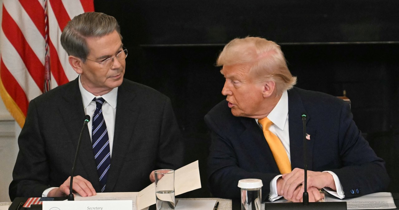 Scott Bessent powiadomił, że USA rozważać będą zmniejszenie ceł nałożonych na chińskie towary, jeśli przez dłuższy okres będą obserwować postęp w sprawie napływu do kraju fentanylu /JIM WATSON /AFP