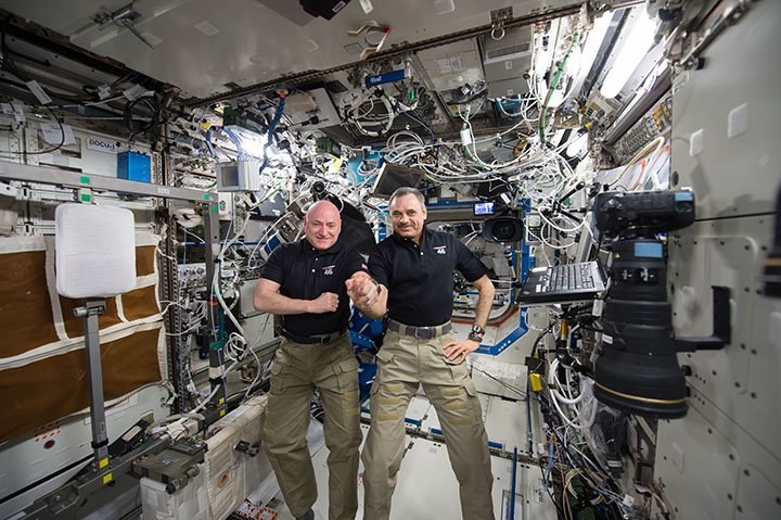 Scott Kelly i Michaił Kornijenko na pokładzie ISS /materiały prasowe