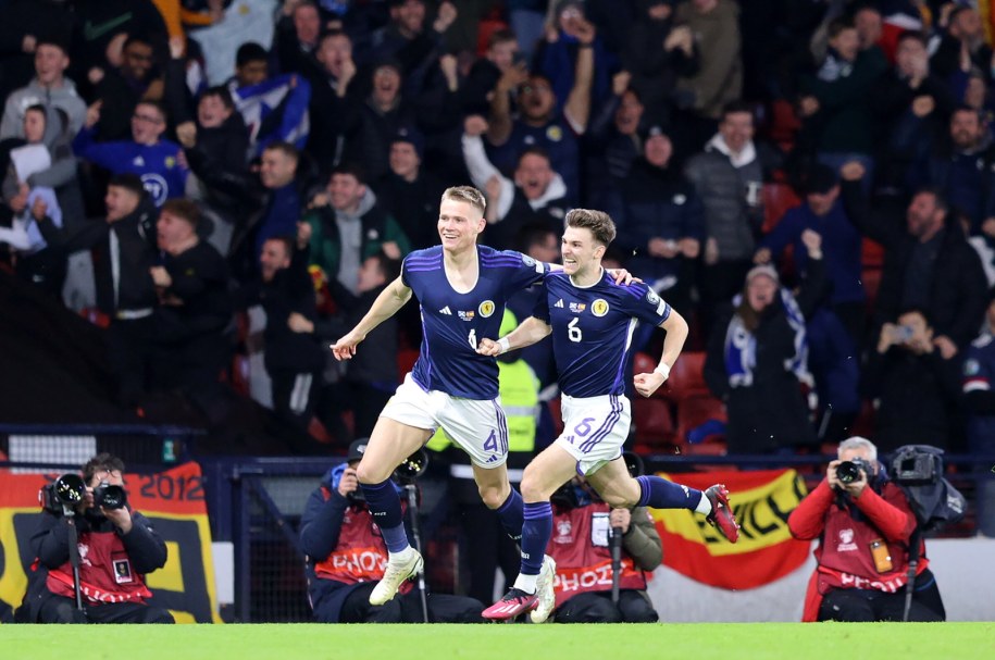Scott McTominay (L) i Kieran Tierney po zdobyciu gola dla Szkocji w meczu z Hiszpanią /ROBERT PERRY  /PAP/EPA