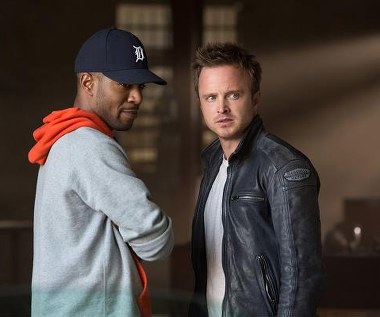 Scott Mescudi i Aaron Paul w scenie z filmu "Need for Speed"