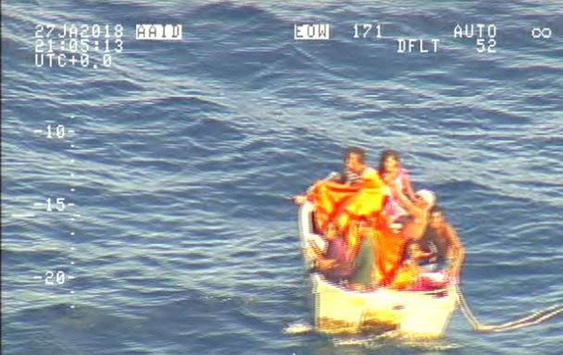 Screen z filmu pokazującego łódź na Oceanie Spokojnym z siedmioma osobami, które przeżyły /New Zealand Defence Force  /East News