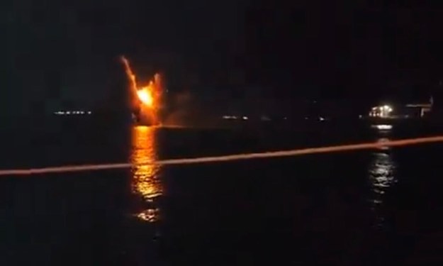 Screen z nagrania, na którym rzekomo widać atak na okręt patrolowy "Siergiej Kotow" /@dva_majors / Telegram /