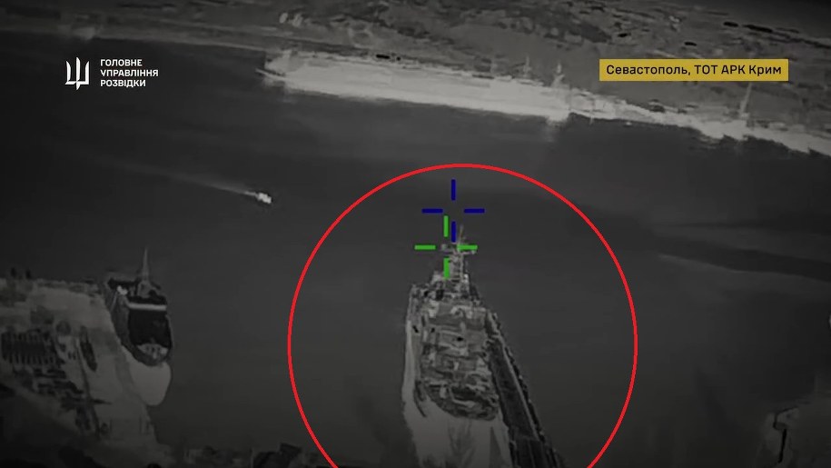 Screen z nagrania przedstawiającego atak na rosyjskie okręty desantowe /@DefenceIntelligenceofUkraine (Facebook) /