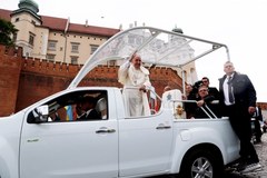 ŚDM: Franciszek w Krakowie. W papamobile przejechał ulicami 