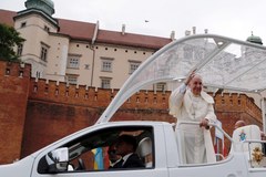 ŚDM: Franciszek w Krakowie. W papamobile przejechał ulicami 