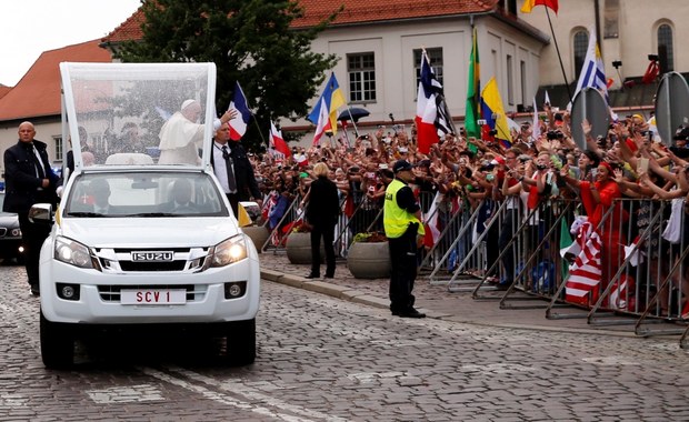 ŚDM: Franciszek w Krakowie. W papamobile przejechał ulicami 