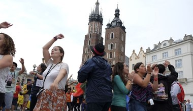 ŚDM: Młodzi bawią się na ulicach Krakowa i na Błoniach