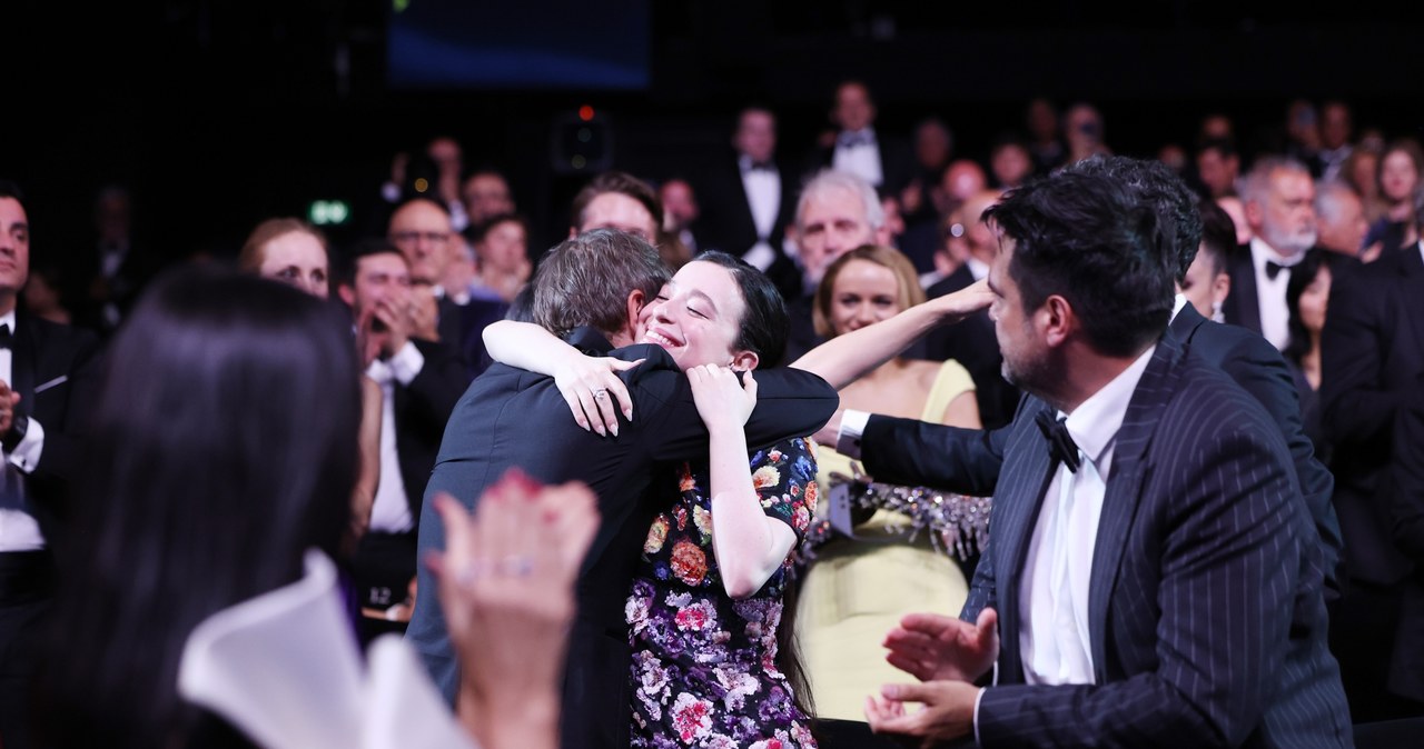 Sean Baker i Mikey Madison po ogłoszeniu werdyktu Jury Konkursu Głównego 77. MFF w Cannes /	Pascal Le Segretain / Staff /Getty Images