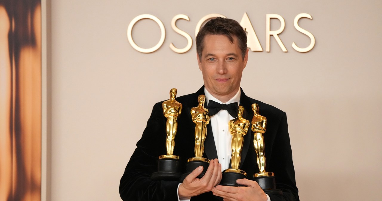 Sean Baker z czterema Oscarami za "Anorę" / Jeff Kravitz / Contributor /Getty Images