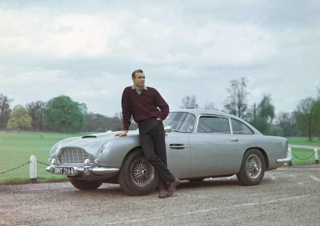 Sean Connery i Aston Martin DB5 na planie filmu "Goldfinger" /The Legacy Collection    /PAP/Photoshot