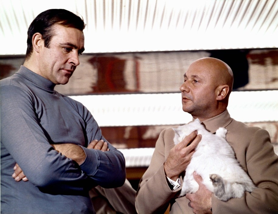 Sean Connery i Donald Pleasence na planie filmu "Żyje się tylko dwa razy" z serii o Jamesie Bondzie /The Legacy Collection    /PAP/Photoshot