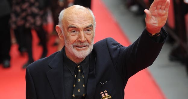 Sean Connery robi "pa, pa" swoim fanom - fot. Ian Jacobs /Getty Images/Flash Press Media