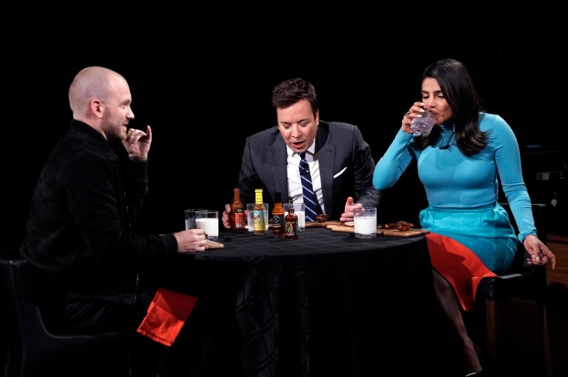"Hot Ones" Talkshow z pikantnymi skrzydełkami i trudnymi pytaniami Świat Seriali w INTERIA.PL