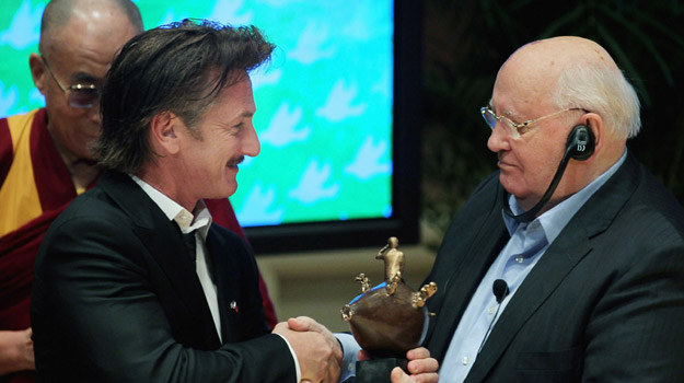 Sean Pen odbiera nagrodę Peace Summit Award z rąk Michaiła Gorbaczowa / fot. Scott Olson /Getty Images/Flash Press Media