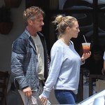 Sean Penn na spacerze z młodą partnerką
