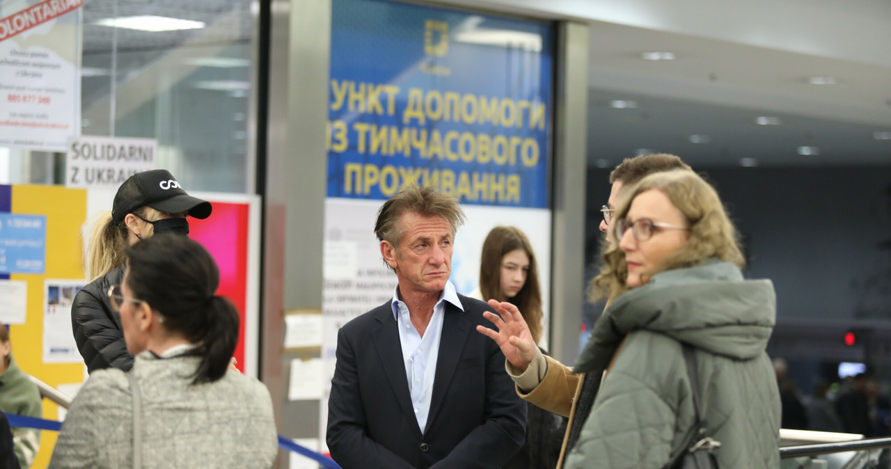 Sean Penn w pukncie dla ukraińskich uchodźców w Krakowie, 23 marca 2022 /Jan Graczynski/East News /East News