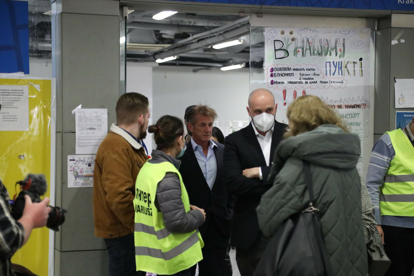 Sean Penn w punkcie dla uchodźców z Ukrainy w Krakowie /Jan Graczynski/East News /East News