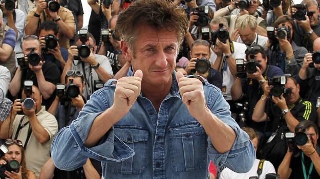 Sean Penn wśród reporterów podczas festiwalu w Cannes /AFP