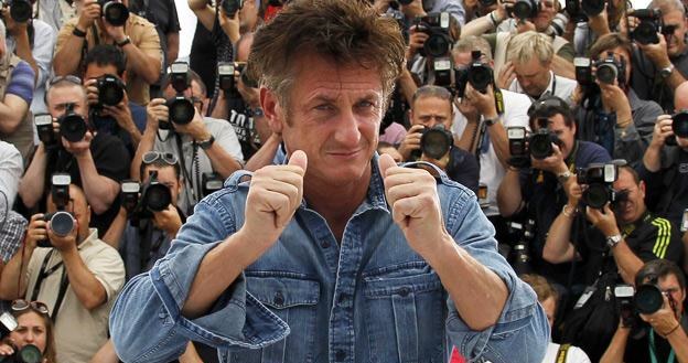 Sean Penn wśród reporterów podczas festiwalu w Cannes /AFP