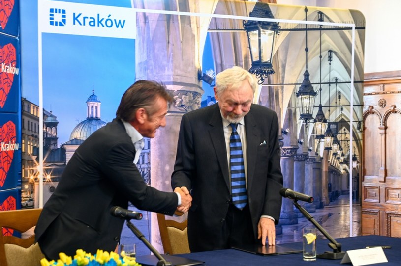 Sean Penn z prezydentem Krakowa, Jackiem Majchrowskim /Marek Lasyk  /Reporter
