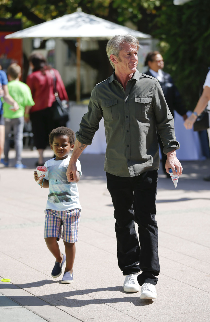 Sean Penn z synkiem Charlize Theron /Joe Scarnici /Getty Images