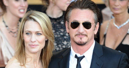 Sean Penn z żoną Robin Wright Penn przed ceremonią SAG /AFP