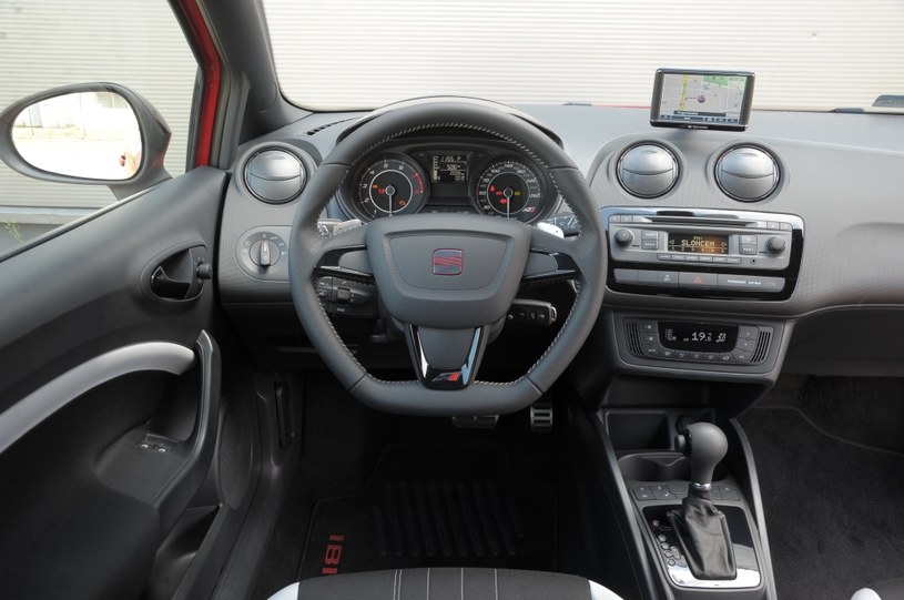 Seat Ibiza Cupra: sportowa, spłaszczona kierownica i okrągłe dysze nawiewów dodają wnętrzu sportowego charakteru. /Motor