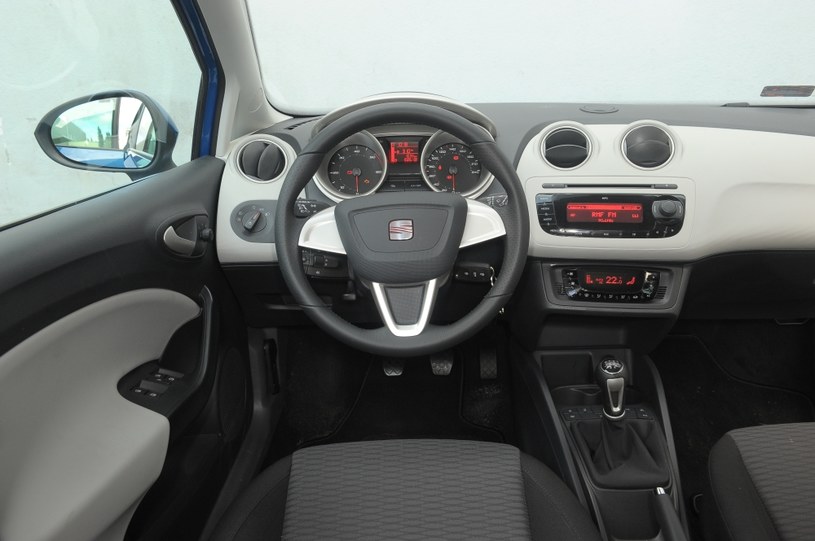 Seat Ibiza ST: Za kierownicą Seata siedzi się najwygodniej. Z tyłu – odrobinę gorzej niż w Skodzie. /Motor
