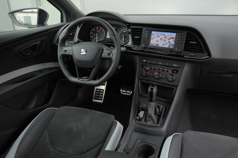 Seat Leon SC Cupra 280 DSG: za dużo tu twardego plastiku, choć wykonanie jest dobre. Znakomita ergonomia. /Motor
