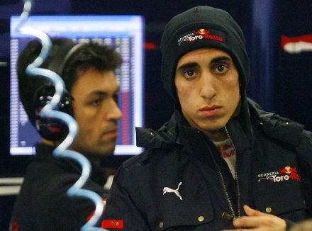 Sebastian Buemi z Toro Rosso uzyskał najlepszy czas podczas czwartkowych testów w Jerez /AFP