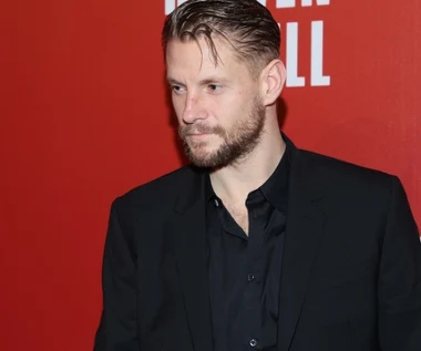 Sebastian Fabijański debiutuje za kamerą. O czym są jego "Hawaje"? [zwiastun]