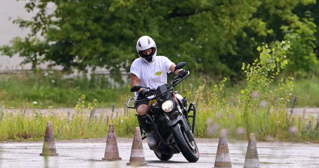 Sebastian Fabijański lawiruje pomiędzy pachołkami tak, jak pomiędzy odpowiedziami na pytania o Rafalalę /pomponik exclusive