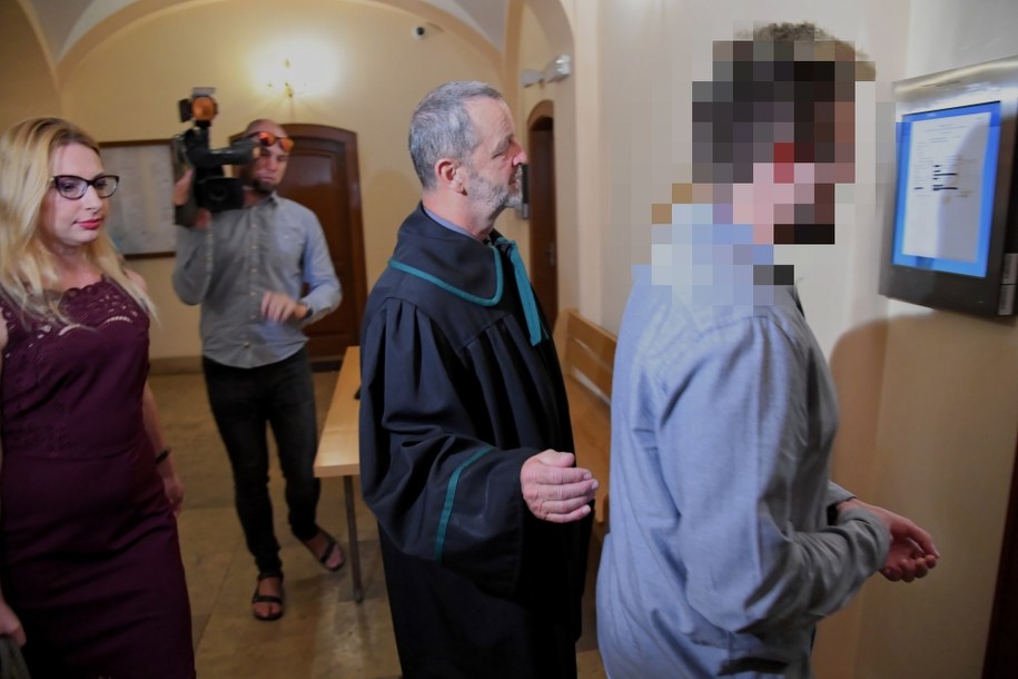 Sebastian K. i jego obrońca mecenas Władysław Pociej /	Jacek Bednarczyk   /PAP