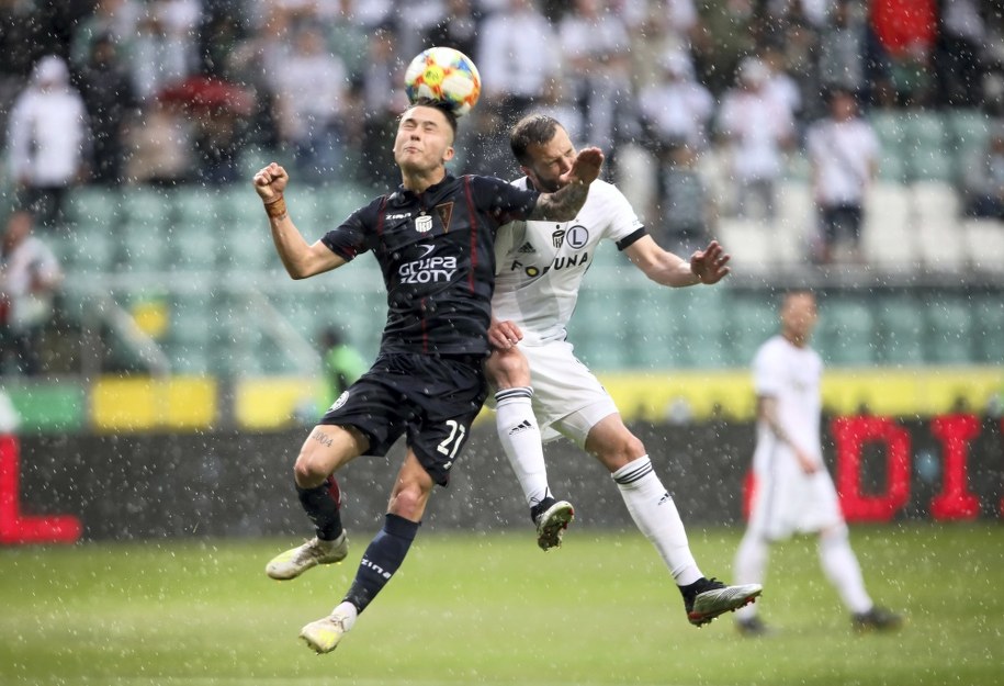 Sebastian Kowalczyk z Pogoni Szczecin i gracz Legii Warszawa Domagoj Antolić w niedzielnym meczu grupy mistrzowskiej LOTTO Ekstraklasy /Leszek Szymański /PAP