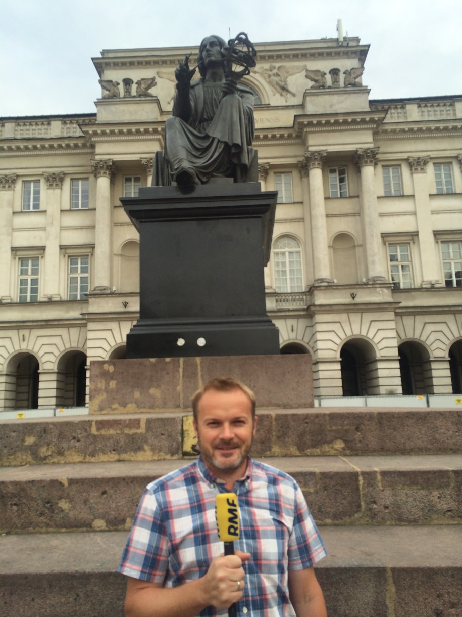 Sebastian Łabęda przed pomnikiem Mikołaja Kopernika /Michał Dobrołowicz /RMF FM