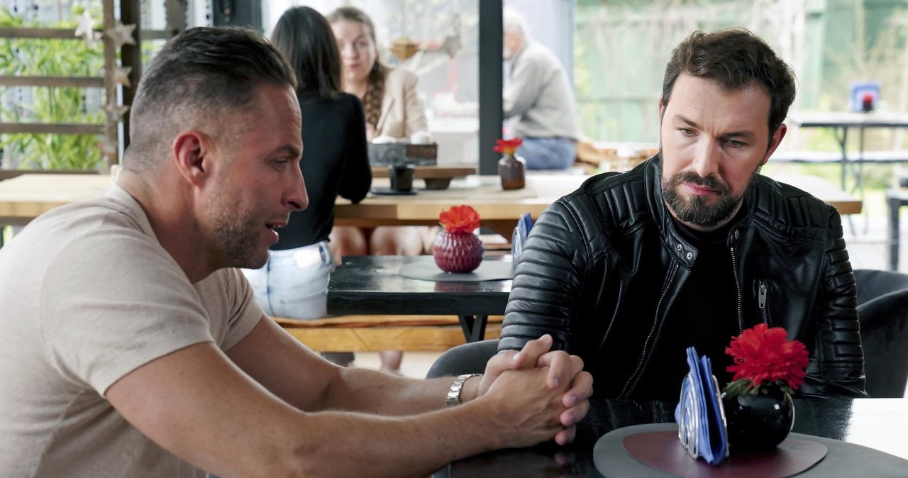 Sebastian (Marek Krupski) skontaktuje się z Marcinem (Oskar Stoczyński) i zapyta, czy Mati może zobaczyć mamę /Źródło: AIM