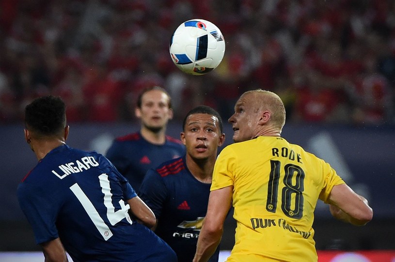 Sebastian Rode (z prawej) w barwach Borussii Dortmund /AFP