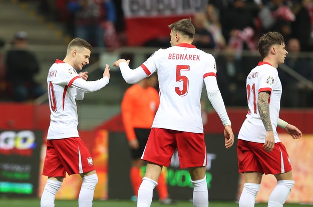 Sebastian Szymański (L) cieszący się z gola w meczu z Estonią (5:1) /Leszek Szymański /PAP