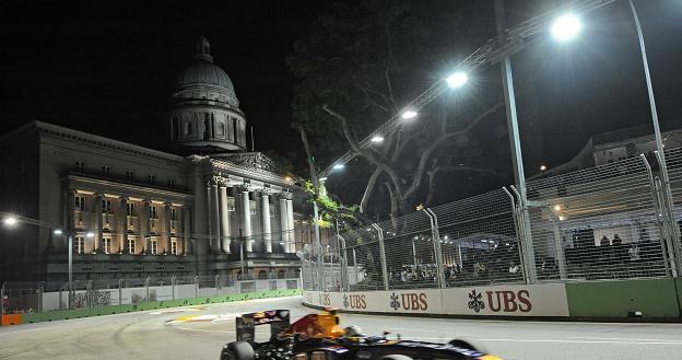 Sebastian Vettel na torze Marina Bay prowadził od startu aż do mety /AFP