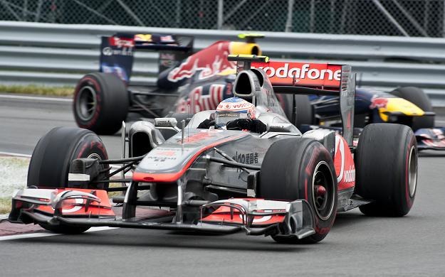 Sebastian Vettel na torze w Montrealu tuż po tym, jak wyprzedził go Jenson Button /AFP