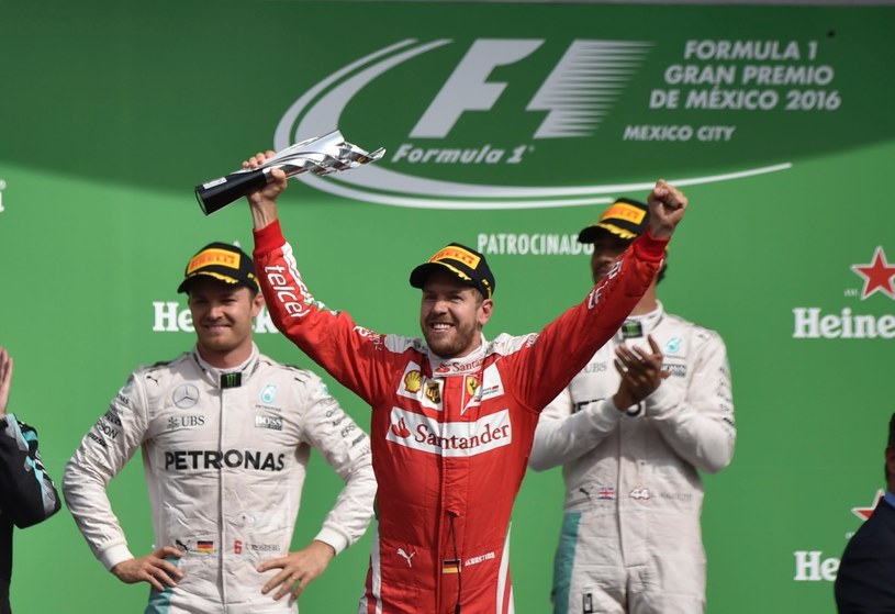 Sebastian Vettel nie cieszył się długo z trzeciego miejsca /AFP