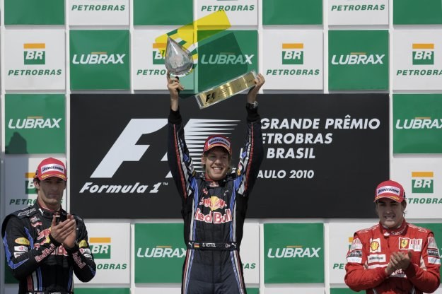 Sebastian Vettel oraz Mark Webber i Fernando Alonso - trzech najlepszych kierowców w GP Brazylii /AFP