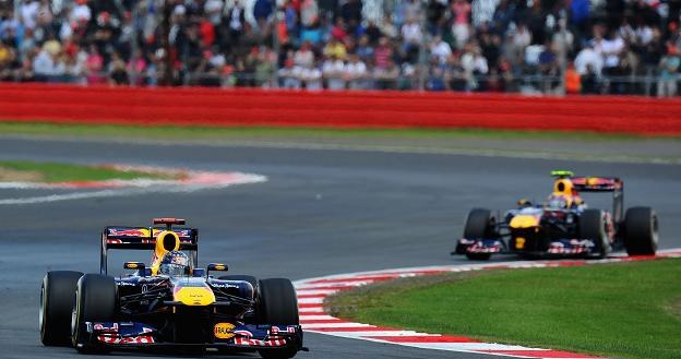 Sebastian Vettel przed swoim kolegą z Red Bulla Markiem Webberem/fot. Clive Mason /Getty Images/Flash Press Media