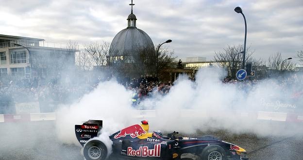 Sebastian Vettel (Red Bull Racing) ciężko pracuje, aby dobrze przygotować się do sezonu /AFP