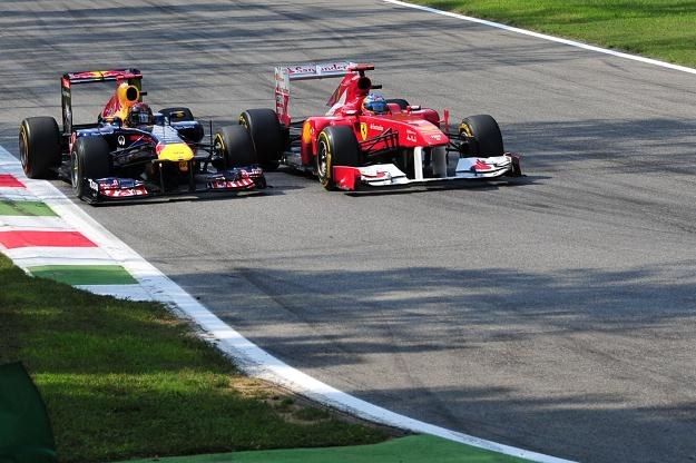 Sebastian Vettel ryzykownym manewrem wyprzedził Fernando Alonso na torze Monza /AFP