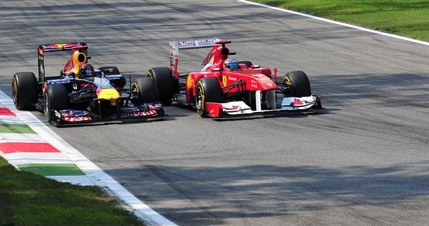 Sebastian Vettel ryzykownym manewrem wyprzedził Fernando Alonso na torze Monza /AFP