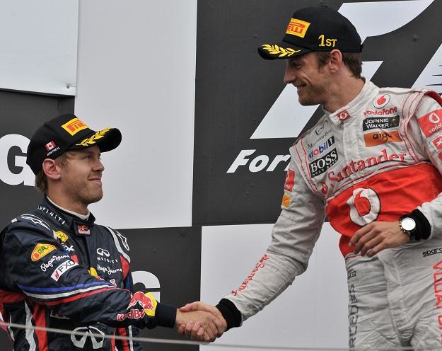 Sebastian Vettel ściska dłoń bohaterowi GP Kanady, Jensonowi Buttonowi /AFP