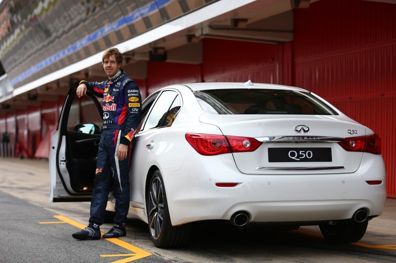 Sebastian Vettel, trzykrotny mistrz świata Formuły 1 jeżdżący dla teamu Red Bull, w firmie Infiniti pełni oficjalną rolę "dyrektora ds. osiągów". W ramach swoich obowiązków brał aktywny udział w rozwoju modelu Q50, w szczególności uczestniczył w testach na japońskim torze w Tochigi, w trakcie których pracowano nad ostatecznymi ustawieniami układu kierowniczego. /Infiniti