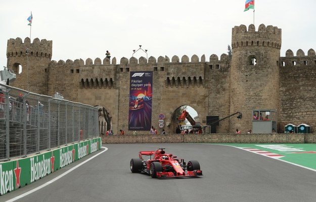 Sebastian Vettel w bolidzie /ZURAB KURTSIKIDZE /PAP/EPA