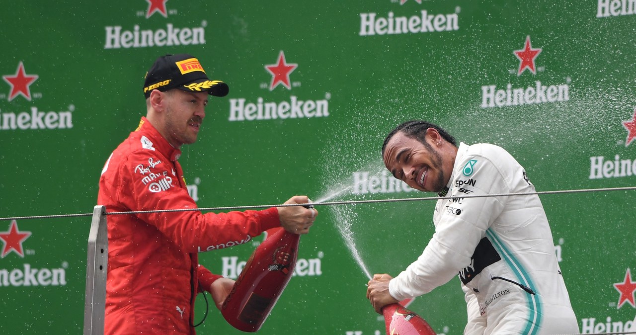 Sebastian Vettel (z lewej) i Lewis Hamilton  na podium Grand Prix Chin /AFP